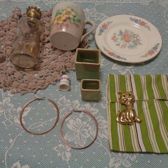 VINTAGE POTTERY LAMP LINENS THIMBLE JEWELRY LOT - Picture 2 of 8